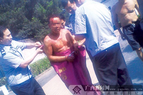 民警制服裸男并用雨衣為他遮羞。網(wǎng)友供圖 民警制服裸男并用雨衣為他遮羞。網(wǎng)友供圖