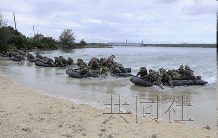日本陸上自衛(wèi)隊和美國海軍陸戰(zhàn)隊乘坐皮劃艇登陸島嶼。 日本陸上自衛(wèi)隊和美國海軍陸戰(zhàn)隊乘坐皮劃艇登陸島嶼。