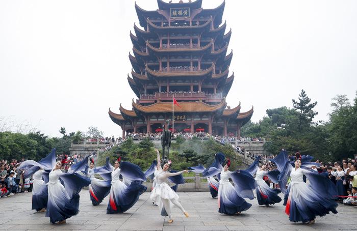 賞景、逛展、看表演 民眾樂享假期