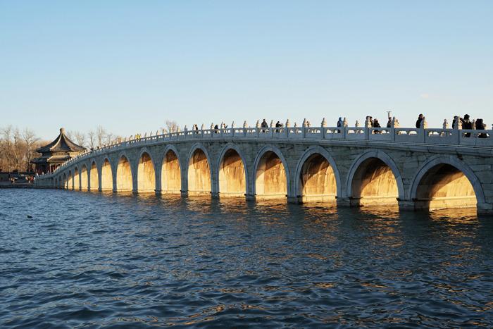 頤和園十七孔橋現“金光穿洞”