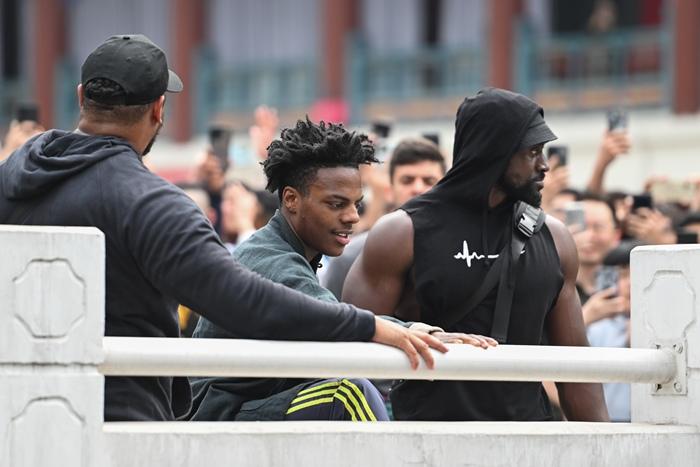 美國網紅“甲亢哥”現身重慶