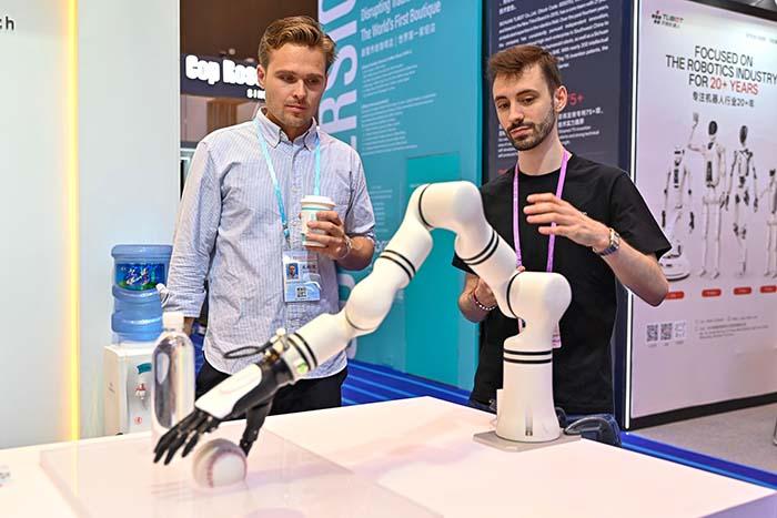 第137屆廣交會開幕 首設服務機器人專區
