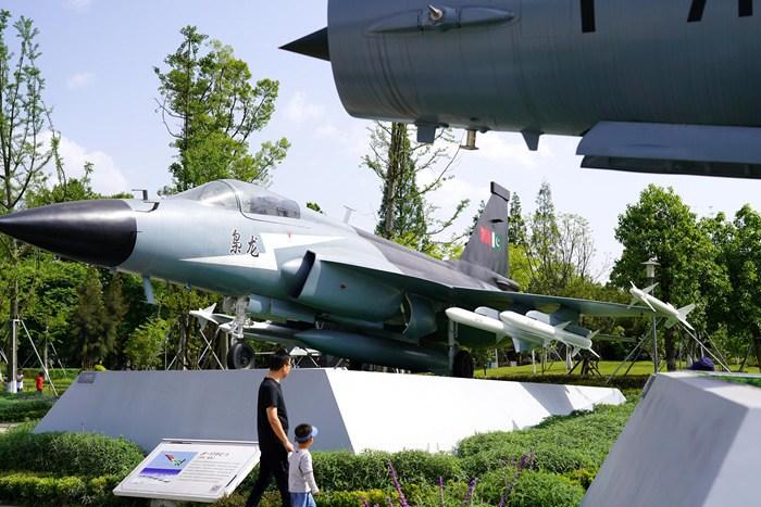 四川成都：“中國戰機”引市民游客參觀打卡