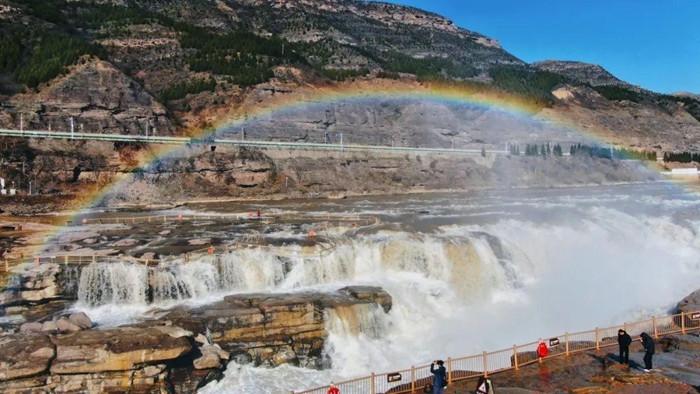 山西黃河壺口瀑布現“清流飛瀑”景觀