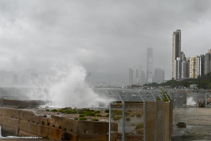 臺風“韋帕”吹襲香港 堅尼地城海旁巨浪拍岸