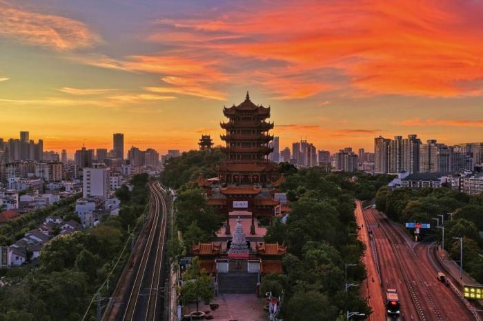 湖北武漢：朝霞潑灑 黃鶴樓美如油畫