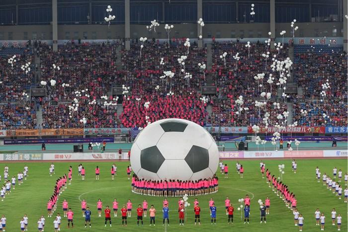 “蘇超”聯賽繼續  鎮江主場氛圍濃