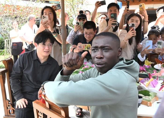 “無語哥”現身重慶體驗地道“中國味”