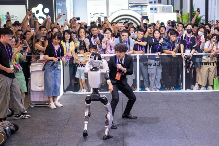 王祖藍“大戰”智能機器人