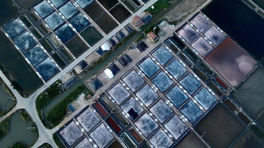 七彩鹽田如大地調色盤