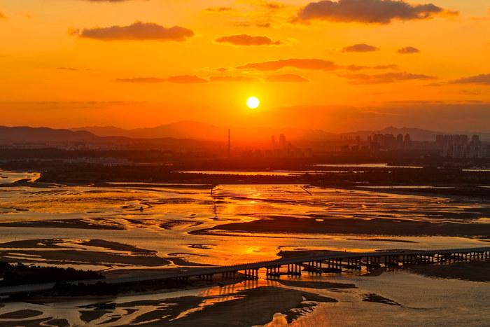 山東威海：晚霞映照生態海岸熠熠生輝