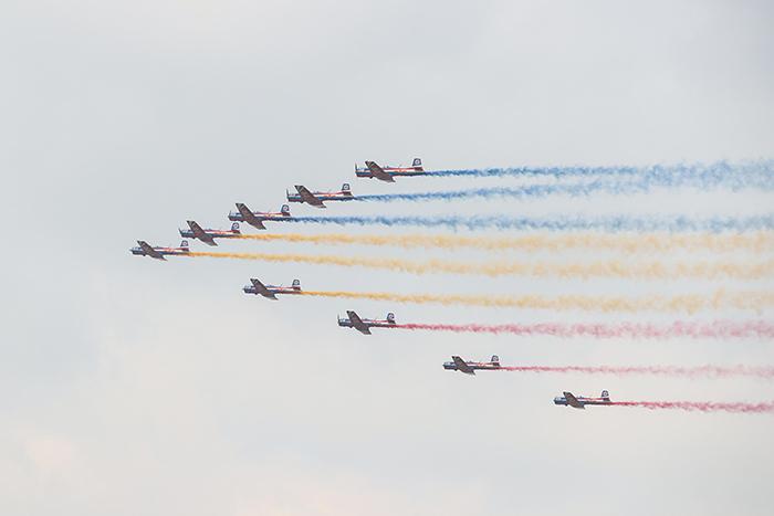 中外多支飛行表演隊上演“空中大秀”