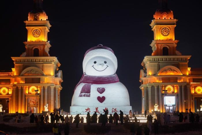 哈爾濱“網紅大雪人”點亮冬夜