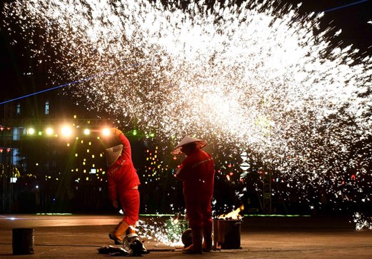 重慶榮昌：“火樹銀花”鬧元宵