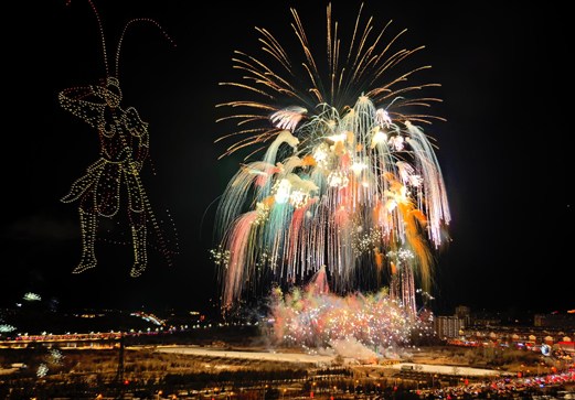 當無人機遇上煙花 阿拉善夜空開啟“夢幻魔法”