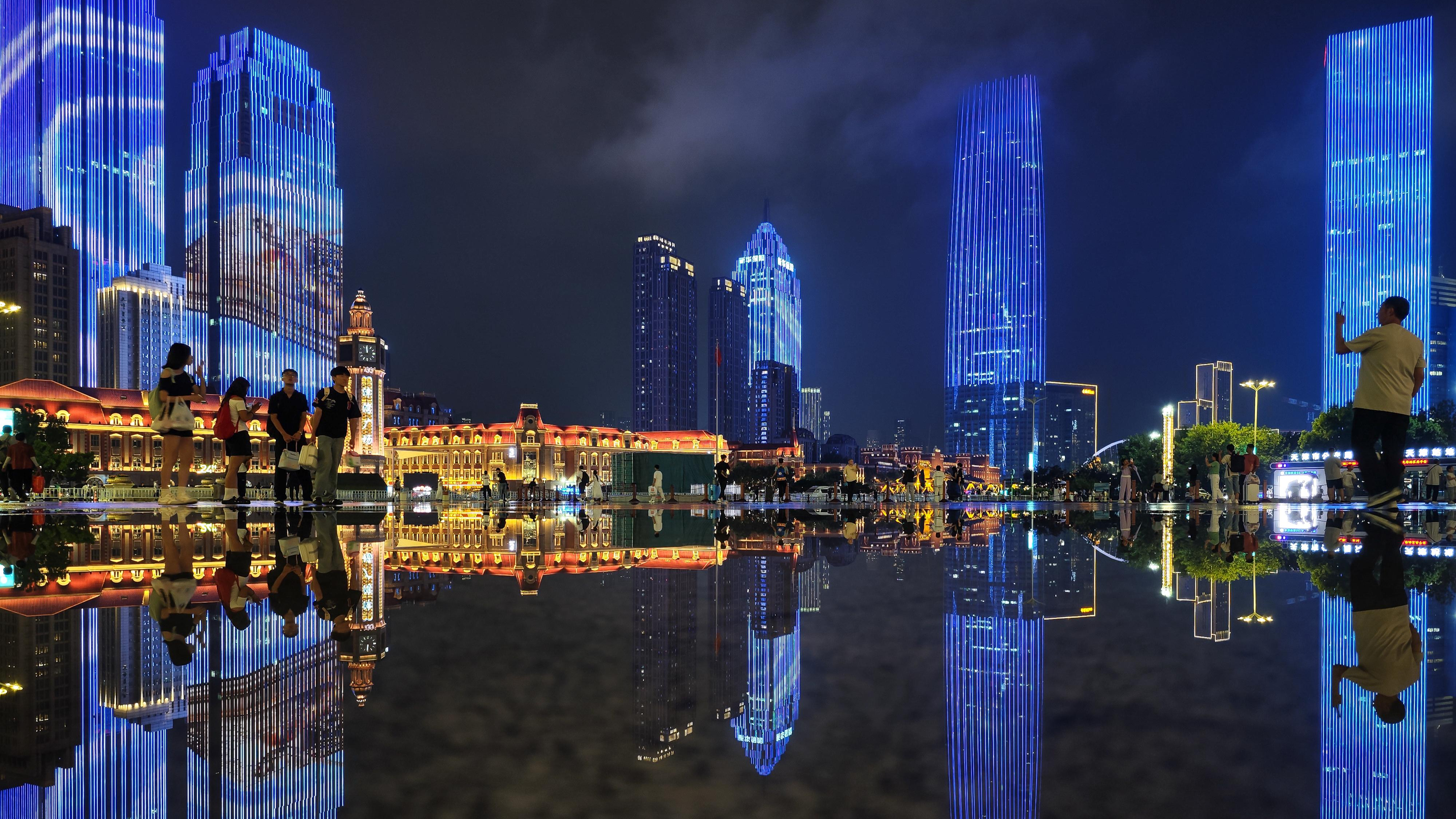 雨后天津海河主題燈光秀現“天空之鏡”