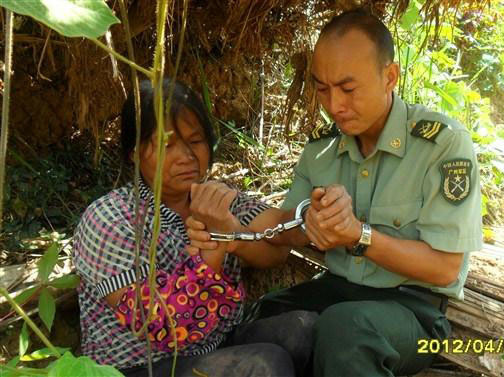 網(wǎng)曝軍人回家探親拍攝強(qiáng)拆被戴手銬強(qiáng)行逮捕(圖)