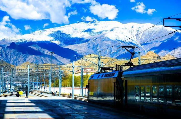 青藏鐵路人歷時一年記錄“天路”四季美景