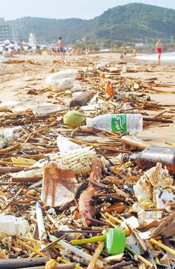 臺灣6.3級強震落石擊斃2人、200游客被困竹山